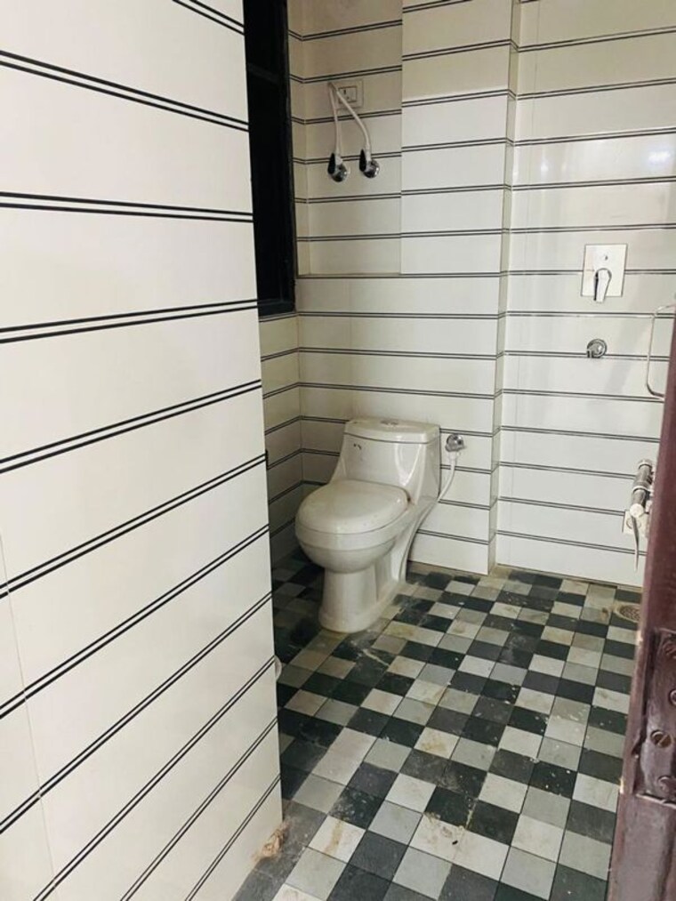 Washroom, dwarka mor 2 Bedroom 60 Sq.Yd. Builder Floor In Dwarka Mor Delhi 10518916