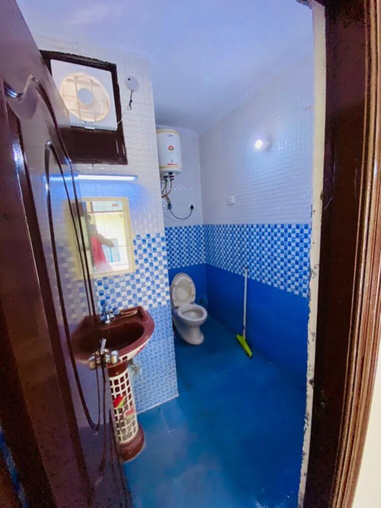 Bathroom, khirki extension 2 Bedroom 750 Sq.Yd. Builder Floor In Khirki Extension Delhi 10517381