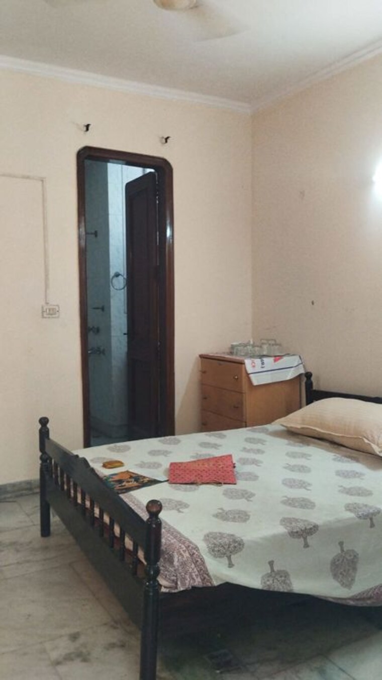 Bedroom, chittaranjan park 3 Bedroom 125 Sq.Yd. Builder Floor In Chittaranjan Park Delhi 10518987