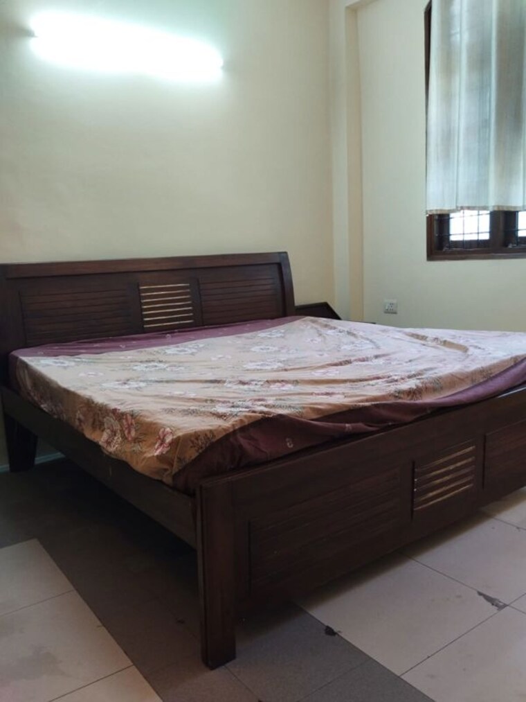 Bedroom, chittaranjan park 3 Bedroom 125 Sq.Yd. Builder Floor In Chittaranjan Park Delhi 10518987