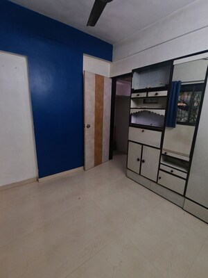 Room in 1 BHK Apartment at Anita Nagar Chs, Kandivali East – for Rent
