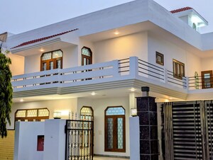 5 BHK Villa – Exterior View View at Sector 14 - for Rent