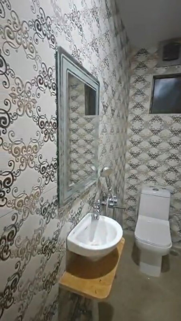 Bathroom, lajpat nagar ii 2 Bedroom 900 Sq.Ft. Builder Floor In Lajpat Nagar ii Delhi 10519131