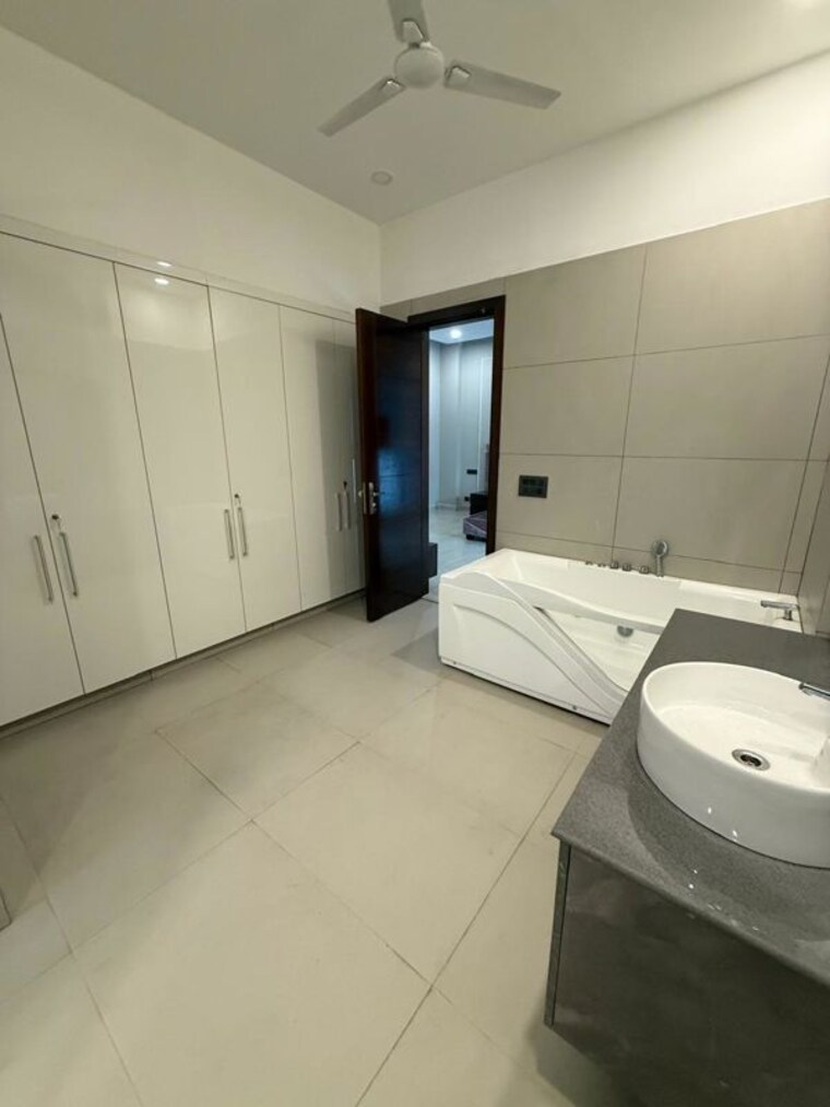 Bathroom, vipul-belmonte 3.5 Bedroom 2450 Sq.Ft. Apartment In Sector 53 Gurgaon 10519143