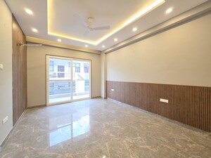 Room in 4 BHK Builder Floor at Sector 21 – for Rent