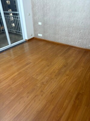 Room in 3 BHK Apartment at Central Park Resorts, Sector 48 – for Rent
