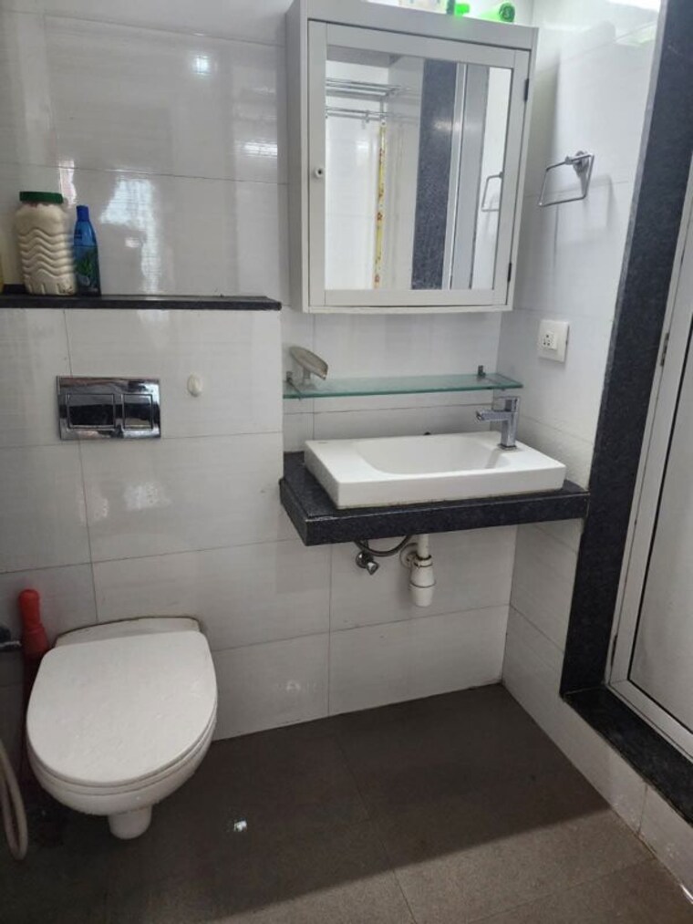 Bathroom, kalpataru-paramount-b 2 Bedroom 711 Sq.Ft. Apartment In Kapur Bawdi Thane 10519203