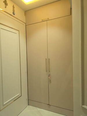 Room in 3 BHK Apartment at Transcon Triumph Tower, Andheri West – for Rent