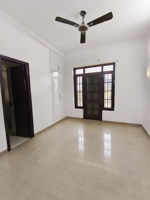 Room in 3 BHK Independent House at Sector 10 – for Rent