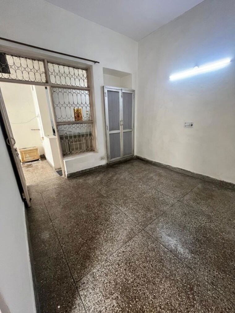 Room, sector 30 1.5 Bedroom 300 Sq.Mt. Villa In Sector 30 Noida 10519389