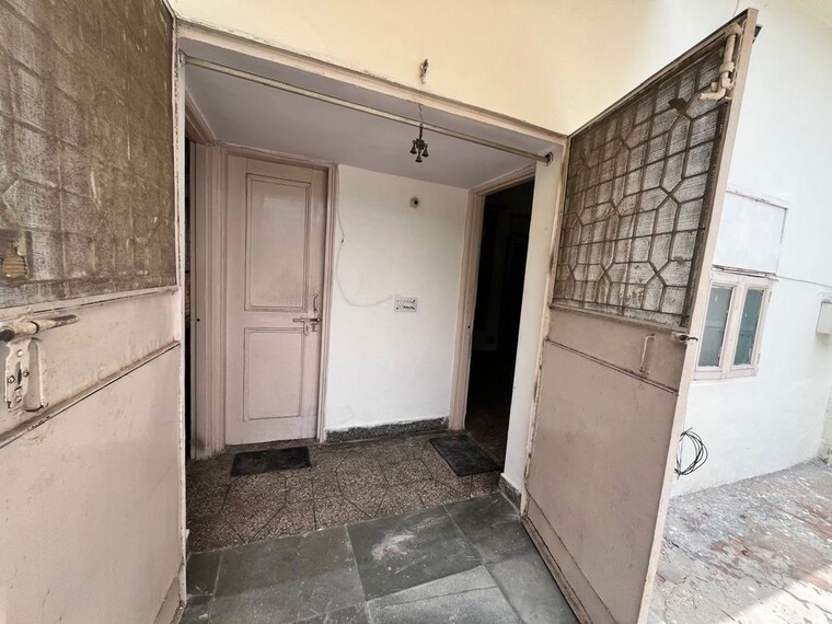 undefined, sector 30 1.5 Bedroom 300 Sq.Mt. Villa In Sector 30 Noida 10519389