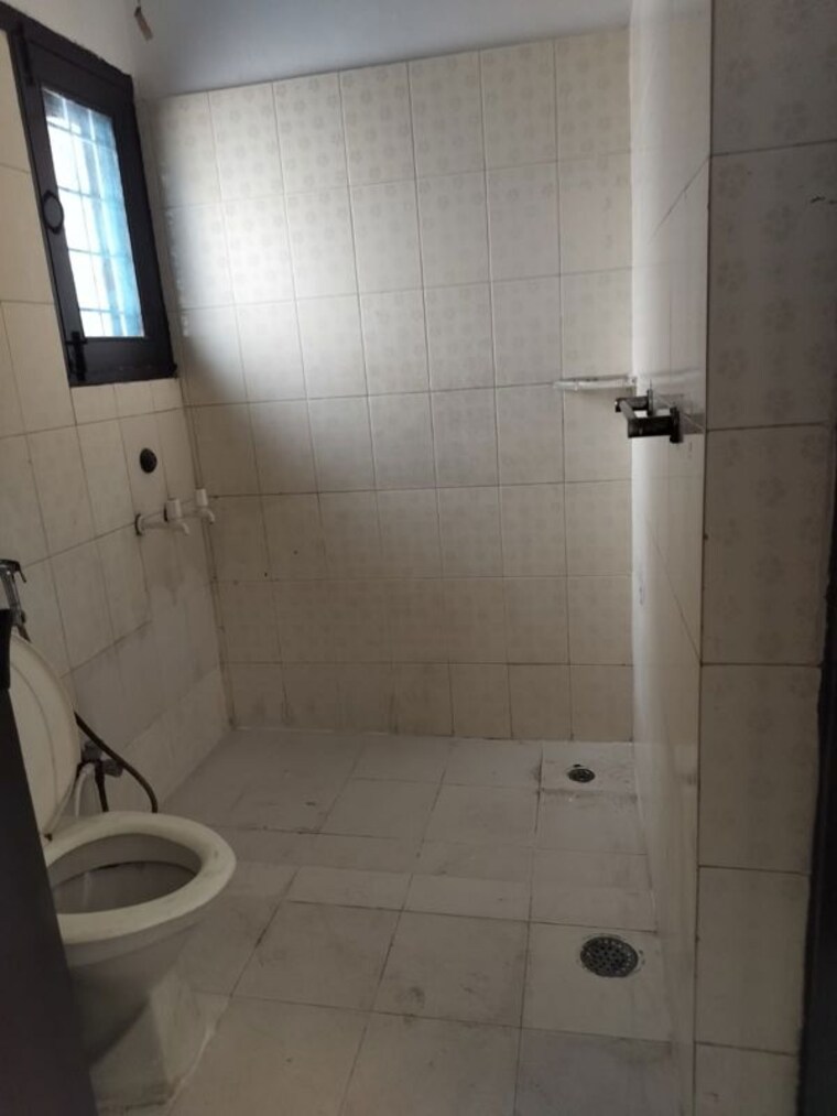 Bathroom, sector 37 1.5 Bedroom 300 Sq.Mt. Villa In Sector 37 Noida 10519399