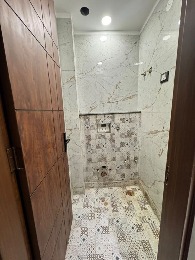 Bathroom, dwarka mor 2 Bedroom 65 Sq.Yd. Builder Floor In Dwarka Mor Delhi 10519446