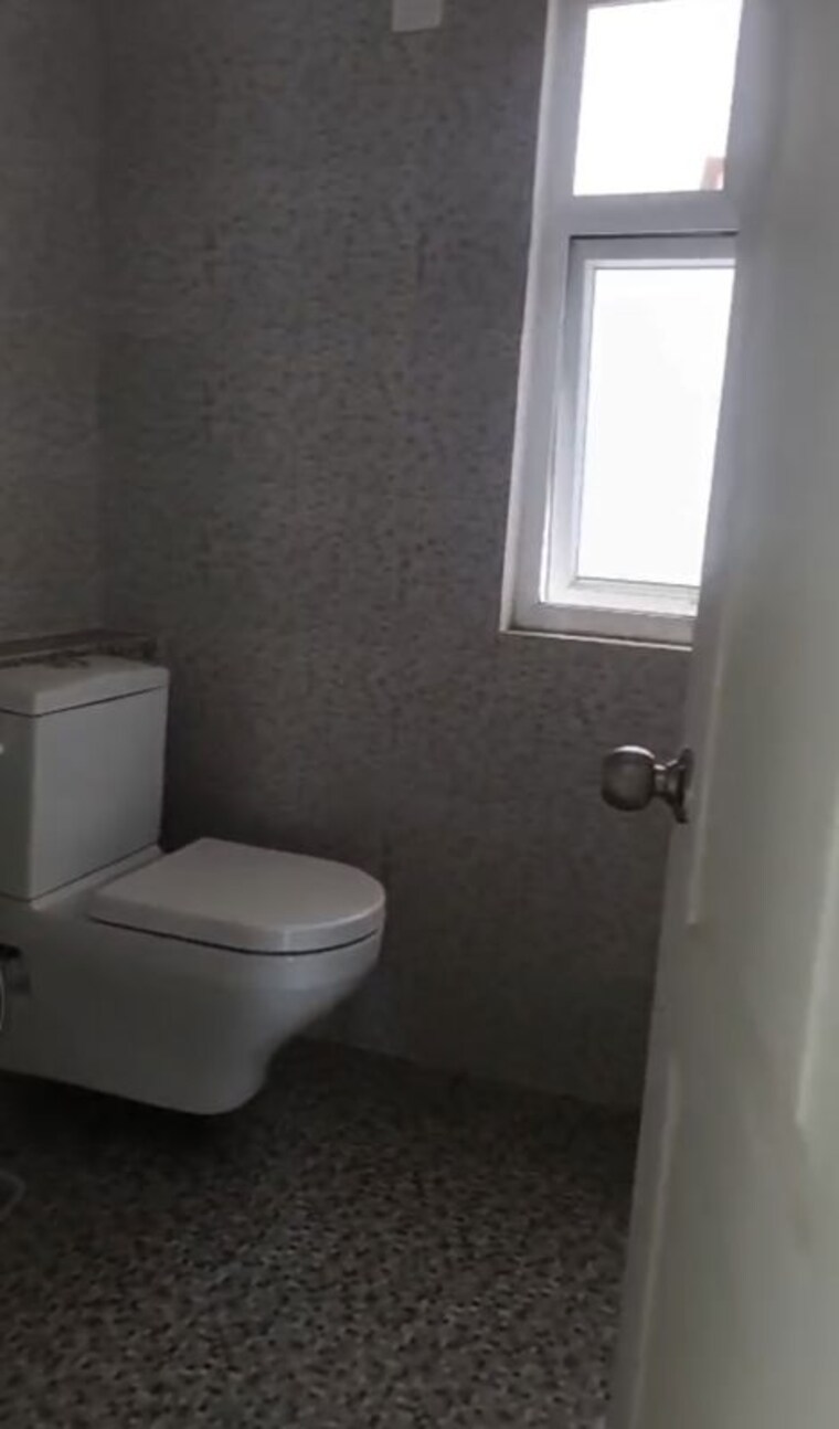 Bathroom, shree-vardhman-victoria 3 Bedroom 1950 Sq.Ft. Apartment In Sector 70 Gurgaon 10519444