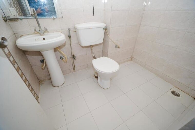 Bathroom, gaur-city 2.5 Bedroom 1175 Sq.Ft. Apartment In Sector 4 Greater Noida Greater Noida 10519474