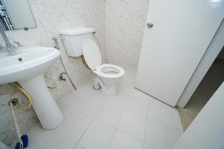 Bathroom, gaur-city 2.5 Bedroom 1175 Sq.Ft. Apartment In Sector 4 Greater Noida Greater Noida 10519474