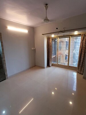 Room in 2 BHK Apartment at Lokhandwala Whispering Palms, Kandivali East – for Rent