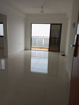 Room in 2 BHK Apartment at Amanora Gold Towers, Hadapsar – for Sale