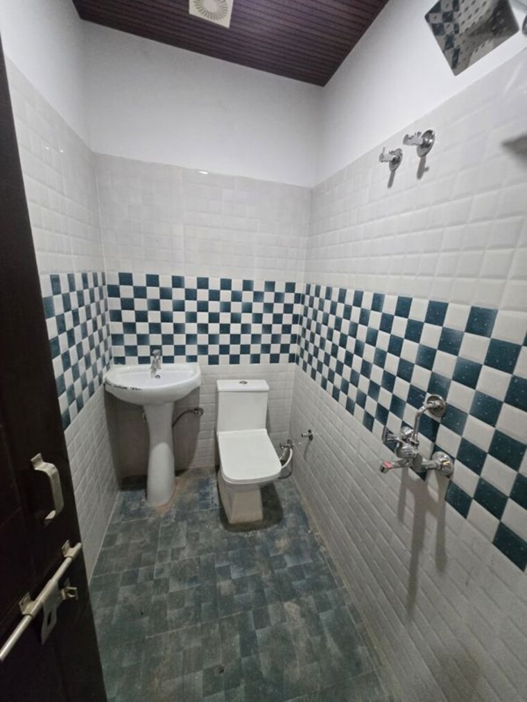 Bathroom, sahastradhara road 2 Bedroom 1000 Sq.Ft. Builder Floor In Sahastradhara Road Dehradun 10519663