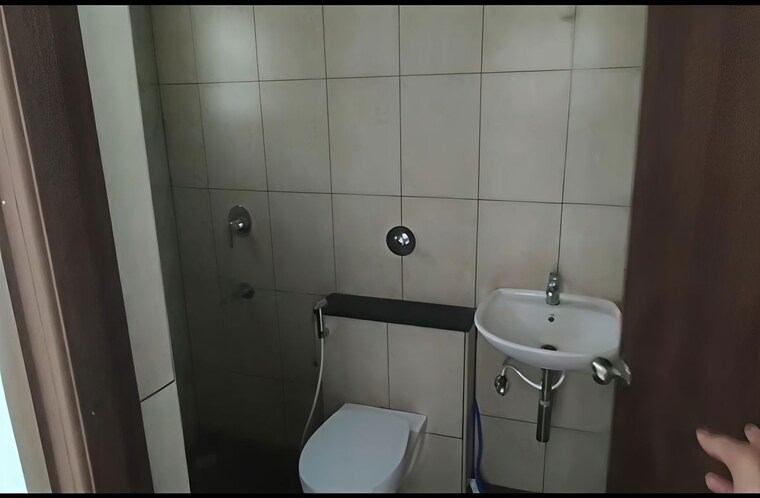 Bathroom, modern-soul-tree-bliss 2 Bedroom 800 Sq.Ft. Apartment In Sarjapur Road Bangalore 10519642