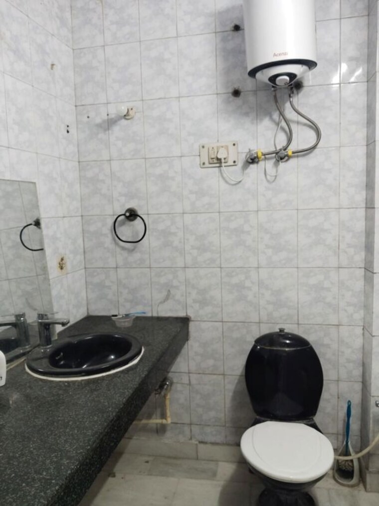 Bathroom, kalkaji 3 Bedroom 200 Sq.Yd. Builder Floor In Kalkaji Delhi 10519956