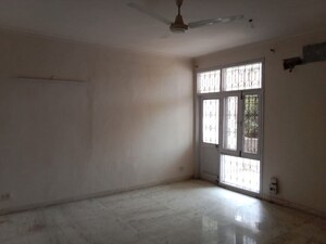 Room in 4 BHK Builder Floor at Kailash Colony – for Rent