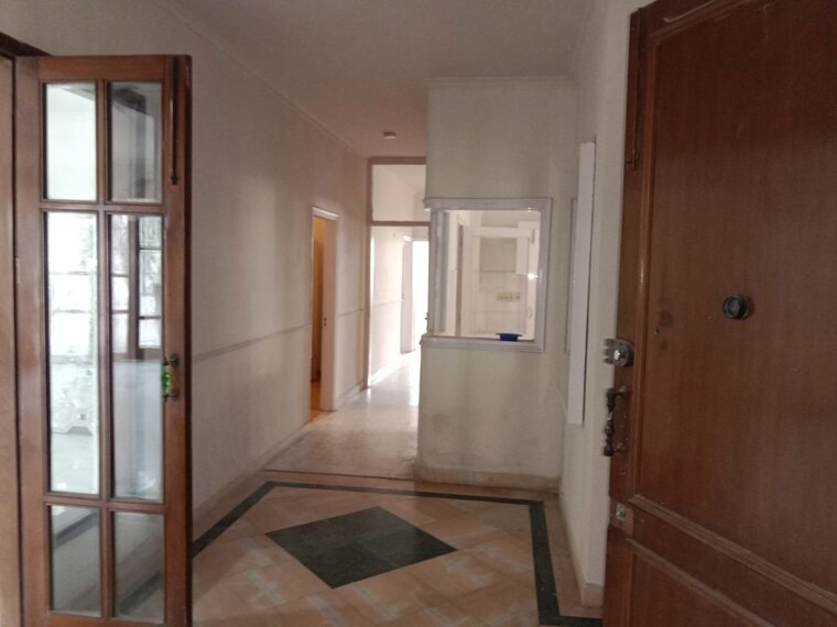 Bathroom, kailash colony 4 Bedroom 500 Sq.Yd. Builder Floor In Kailash Colony Delhi 10519983