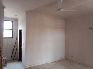 Room in 4 BHK Builder Floor at Kailash Colony – for Rent