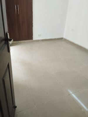 Room in 2 BHK Apartment at Supertech Cape Town, Sector 74 – for Rent