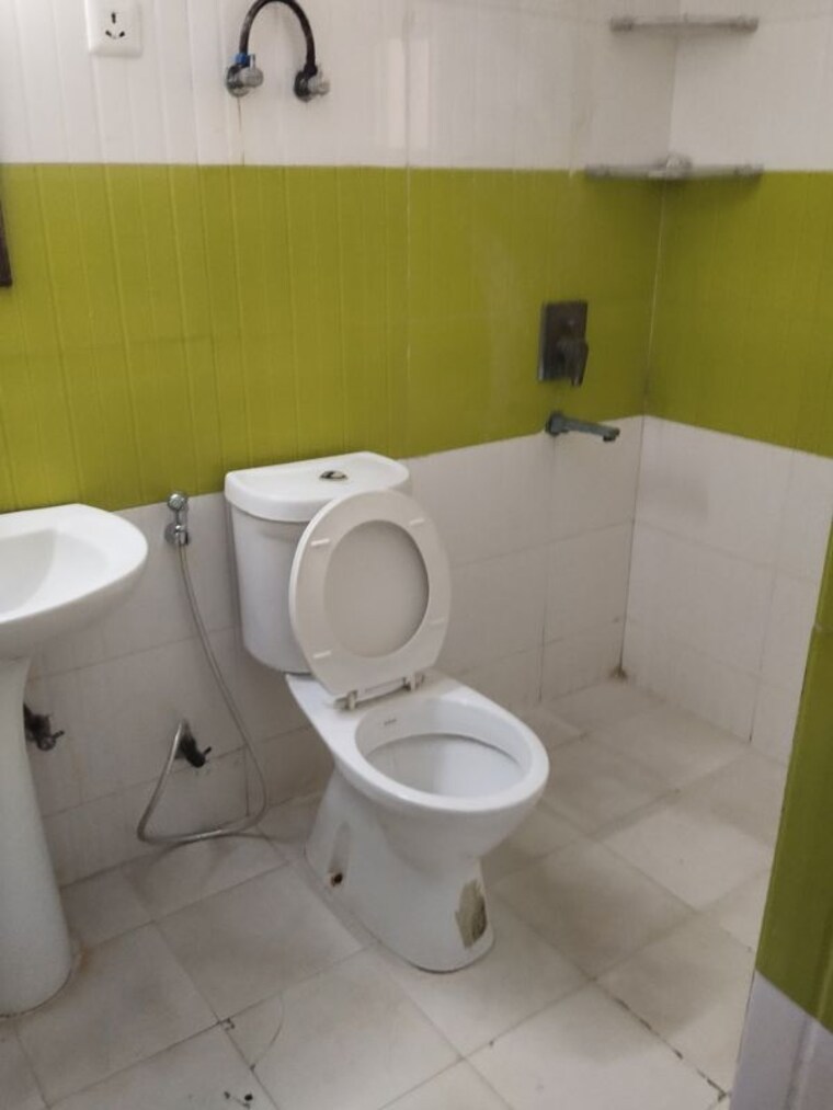 Bathroom, supertech-cape-town 2 Bedroom 930 Sq.Ft. Apartment In Sector 74 Noida 10520011