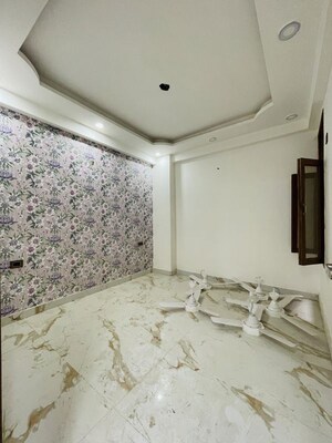 Room in 3 BHK Builder Floor at Sector 73 – for Sale