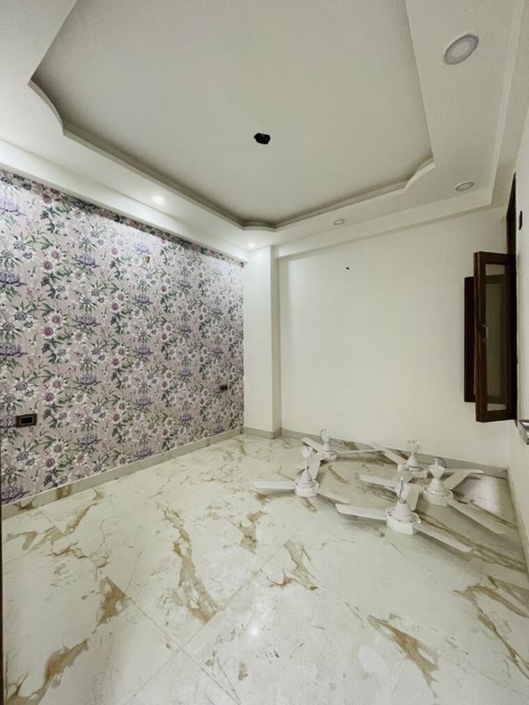 Room, sector 73 3 Bedroom 1500 Sq.Ft. Builder Floor In Sector 73 Noida 10520026