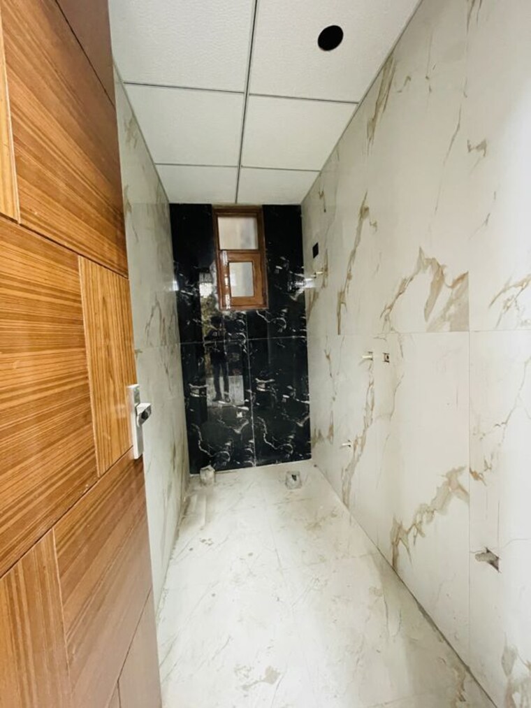 Attached Bathroom, sector 73 3 Bedroom 1500 Sq.Ft. Builder Floor In Sector 73 Noida 10520026