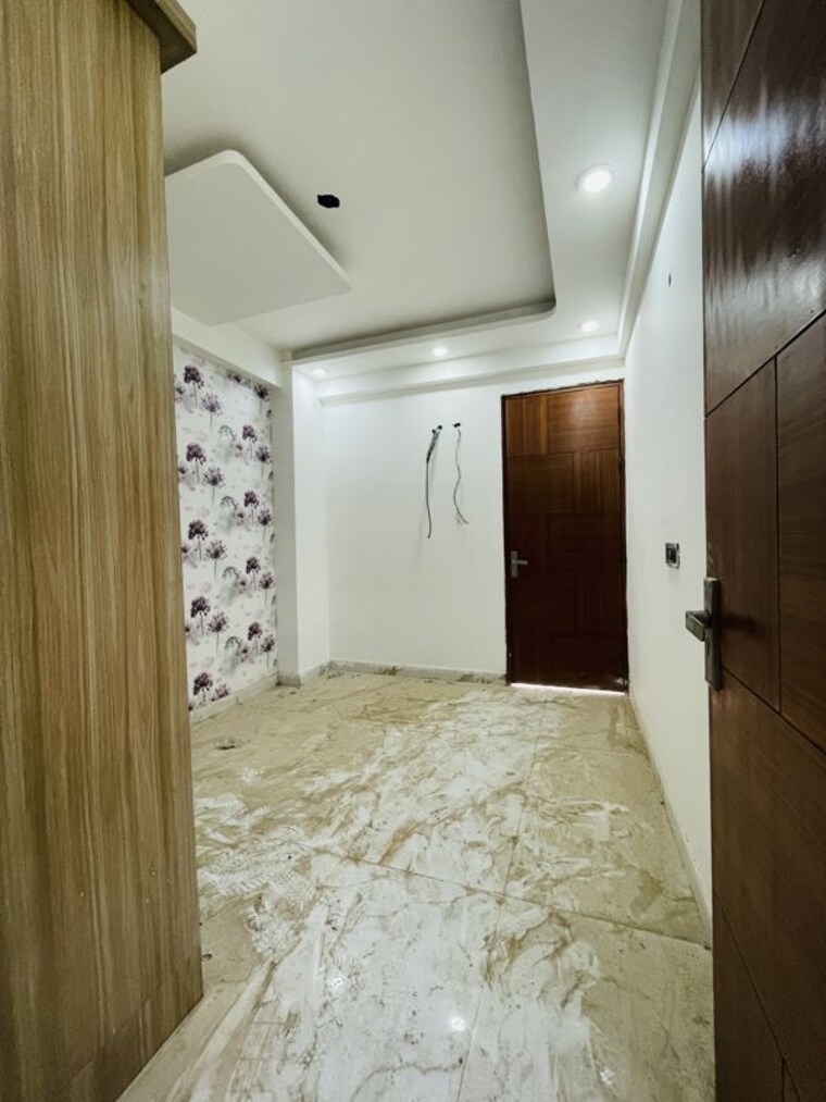 Room, sector 73 3 Bedroom 1500 Sq.Ft. Builder Floor In Sector 73 Noida 10520026