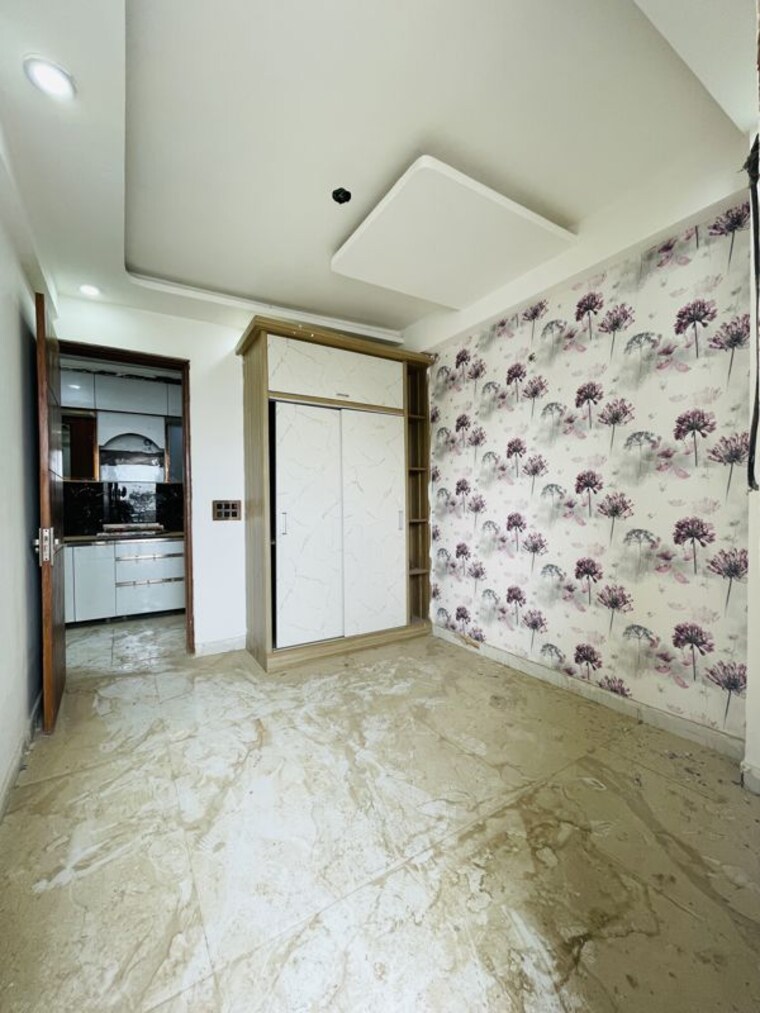 Room, sector 73 3 Bedroom 1500 Sq.Ft. Builder Floor In Sector 73 Noida 10520026