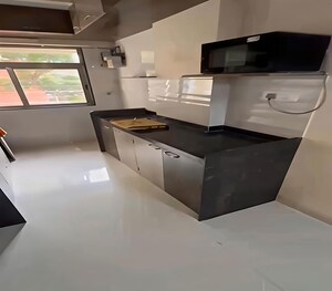 Team Area in 2 BHK Apartment at Matunga East – for Rent