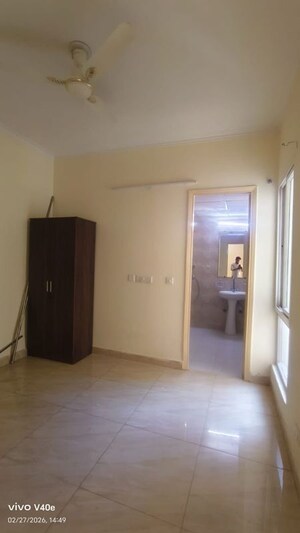 Room in 3 BHK Apartment at Gaur City 7th Avenue, Sector 4 Greater Noida – for Rent