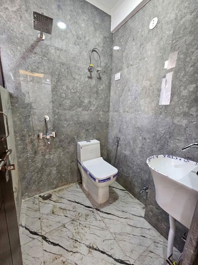 Bathroom, patwari 3 Bedroom 1800 Sq.Ft. Independent House In Patwari Greater Noida 10520299