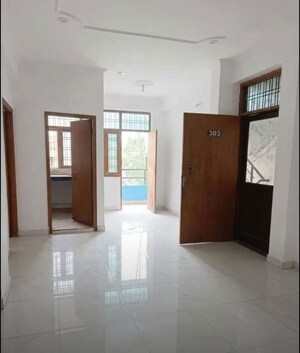 Room in 3 BHK Apartment at Experion Capital, Gomti Nagar – for Rent