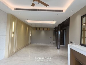 Building Lobby in 4 BHK Builder Floor at DLF City Phase IV, Dlf Phase iv – for Sale