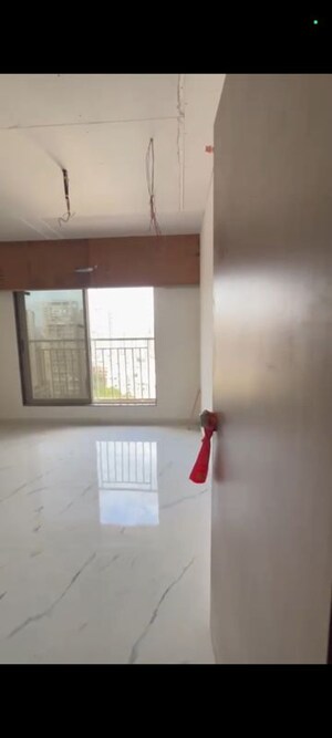 Furnished Amenities in 2 BHK Apartment at Hum Solaris, Kandivali West – for Rent