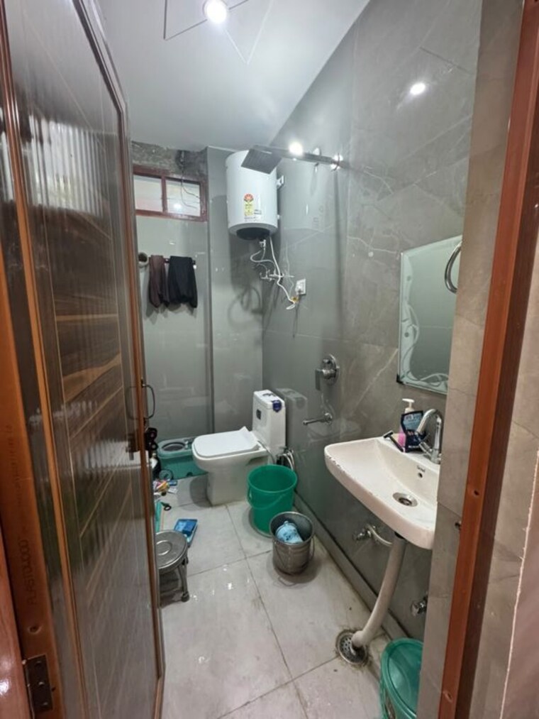 Bathroom, nawada 3 Bedroom 100 Sq.Yd. Builder Floor In Nawada Delhi 10520469