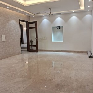 Room in 3 BHK Apartment at Panchsheel Vihar – for Rent