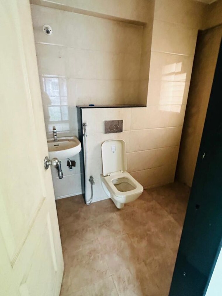 Bathroom, meena-parvati-sadan 2.5 Bedroom 900 Sq.Ft. Apartment In Chembur Mumbai 10520628