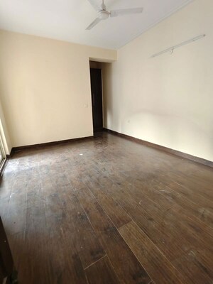 Room in 3 BHK Apartment at Amrapali Silicon City, Sector 76 – for Rent