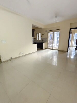 Room in 3 BHK Apartment at Amrapali Silicon City, Sector 76 – for Rent