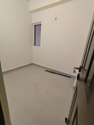 Room in 3 BHK Apartment at Amrapali Silicon City, Sector 76 – for Rent