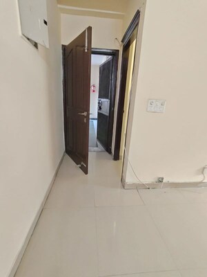 Furnished Amenities in 3 BHK Apartment at Amrapali Silicon City, Sector 76 – for Rent