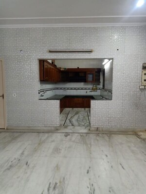Furnished Amenities in 4 BHK Builder Floor at Sector 21 – for Rent