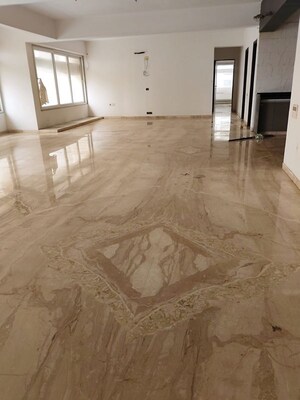 Room in 5 BHK Apartment at Vaishnodevi Circle – for Sale